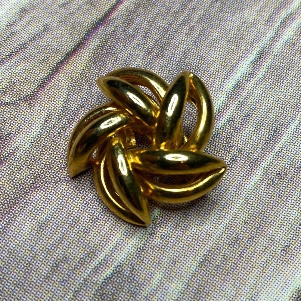 Vintage Gold Tone Pin Brooch Yellow Goldtone Costume Jewelry Classy Classic‎
